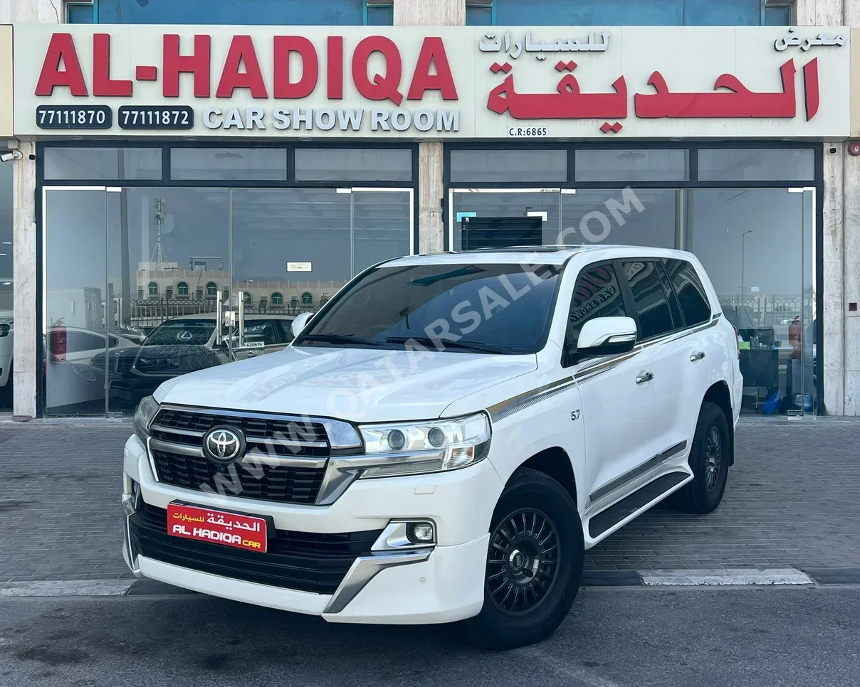 تويوتا  لاند كروزر  في اكس ار  2018  اوتوماتيك  286,000 كم  8 سلندر  دفع رباعي  اس يو في  أبيض