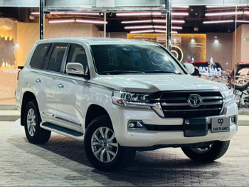 Toyota  Land Cruiser  GXR  2016  Automatic  122,000 Km  6 Cylinder  Four Wheel Drive (4WD)  SUV  White
