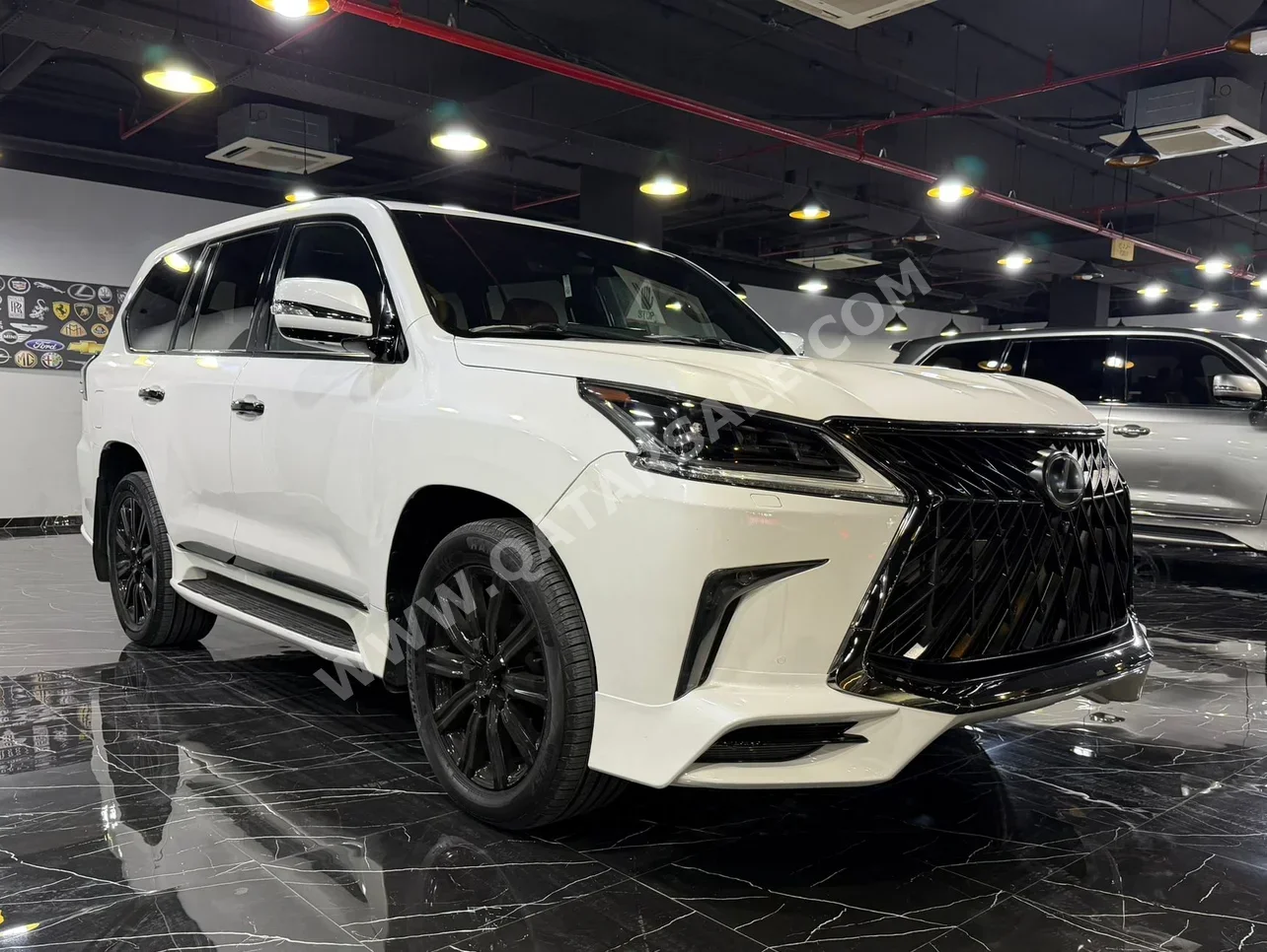 Lexus  LX  570  2017  Automatic  268,000 Km  8 Cylinder  Four Wheel Drive (4WD)  SUV  White