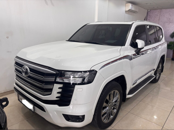 تويوتا  لاند كروزر  جي اكس ار توين توربو  2023  اوتوماتيك  89,000 كم  6 سلندر  دفع رباعي  اس يو في  أبيض  تحت الضمان