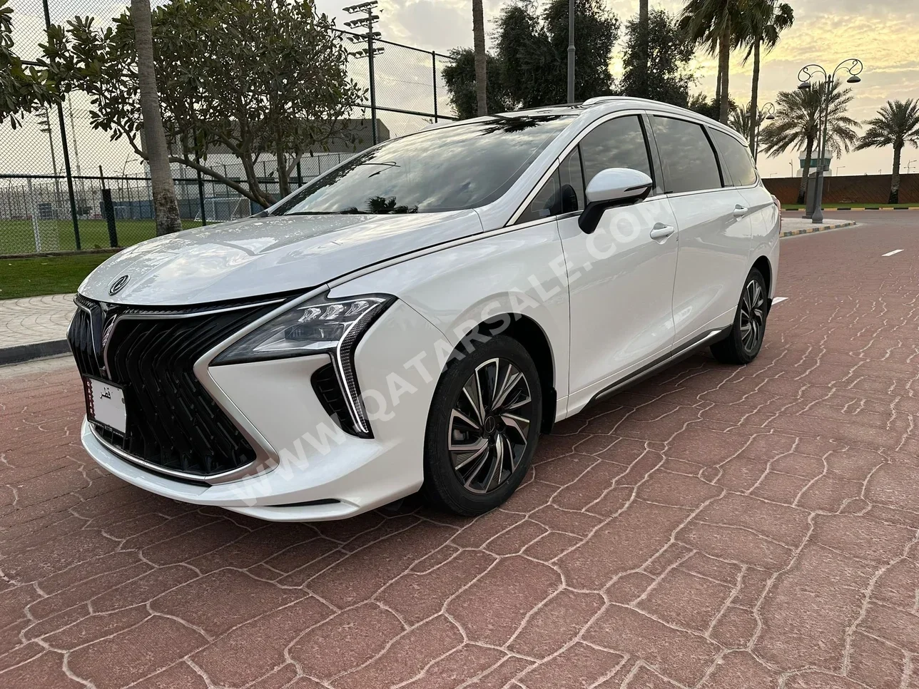 Dongfeng  Utour M4  2023  Automatic  15,000 Km  4 Cylinder  Front Wheel Drive (FWD)  Van / Bus  White  With Warranty