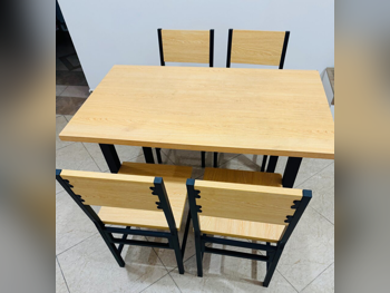 طاولة طعام مع كراسي  - اللون البيج  - قطر  - 4 مقاعد