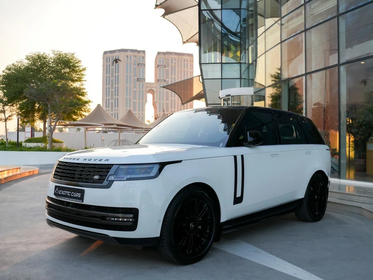 Land Rover  Range Rover  Vogue HSE  2024  Automatic  10,000 Km  6 Cylinder  Four Wheel Drive (4WD)  SUV  White  With Warranty