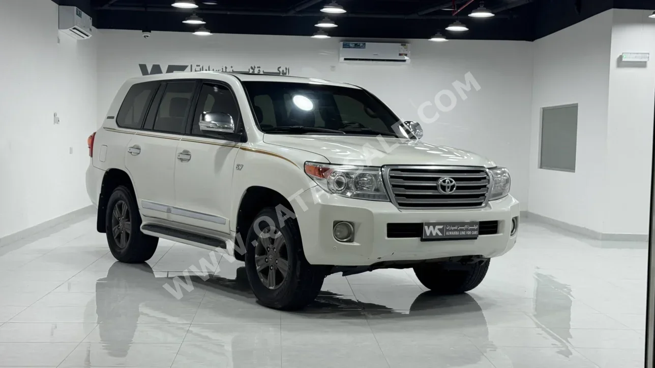 تويوتا  لاند كروزر  في اكس ار  2015  اوتوماتيك  418,000 كم  8 سلندر  دفع رباعي  سيدان  أبيض