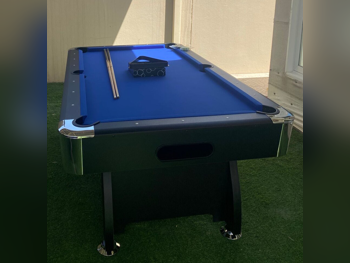 ازرق  طاولة بلياردو