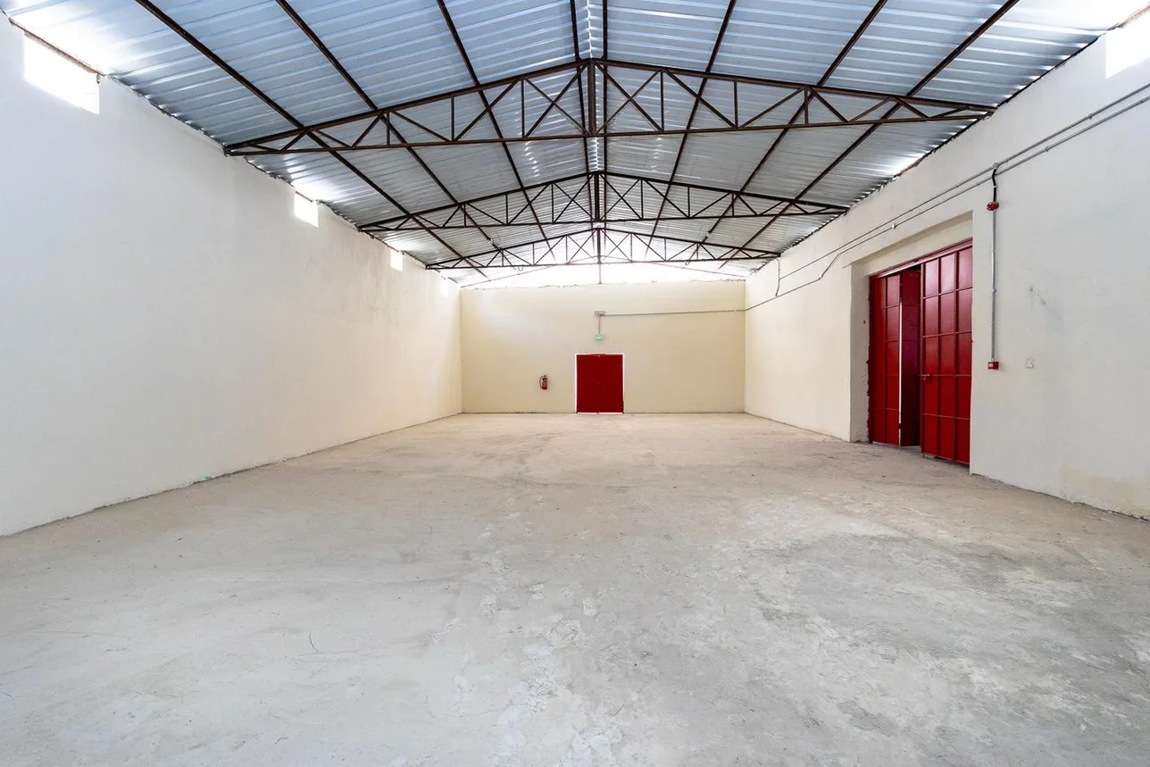 مخازن و مستودعات - الريان  - المنطقة الصناعية  -المساحة: 3000 متر مربع