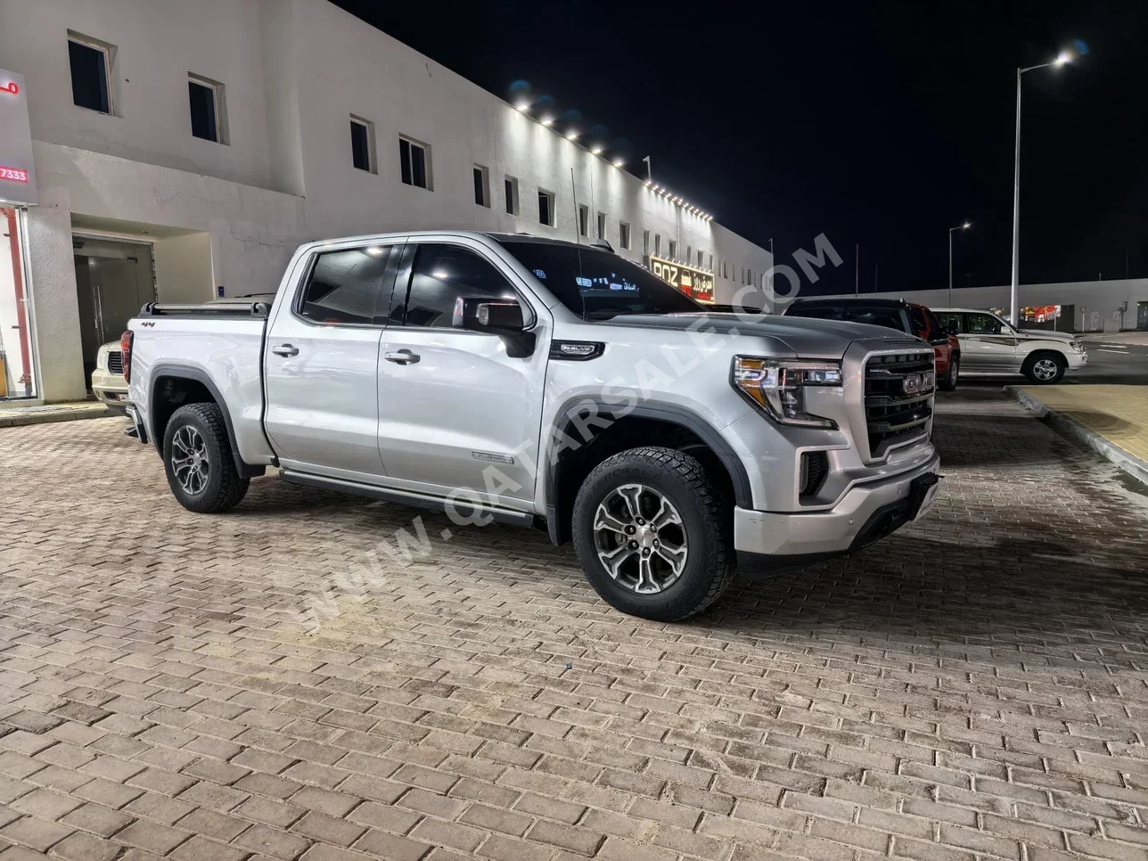 GMC  Sierra  Elevation  2019  Automatic  200,000 Km  8 Cylinder  Four Wheel Drive (4WD)  Pick Up  Silver