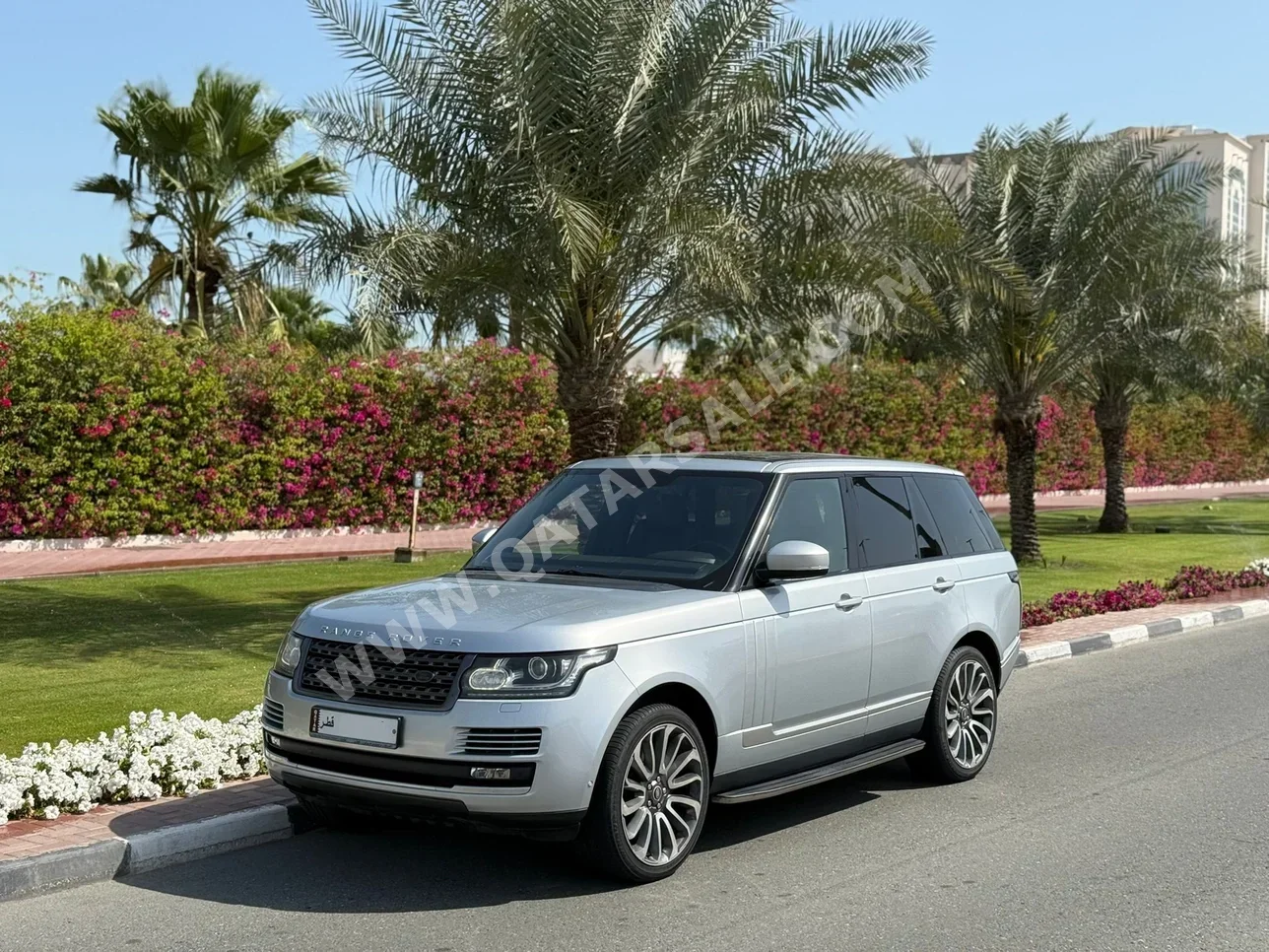 Land Rover  Range Rover  Vogue HSE  2014  Automatic  260,000 Km  8 Cylinder  Four Wheel Drive (4WD)  SUV  Silver
