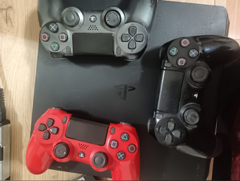 اجهزة العاب الفديو - سوني  - بلاي ستيشن 4  - 500 جيجابايت  -تشمل أجهز تحكم: 3