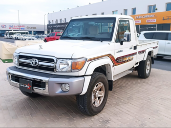 تويوتا  لاند كروزر  ال اكس  2023  عادي  143,000 كم  6 سلندر  دفع رباعي  بيكب  أبيض