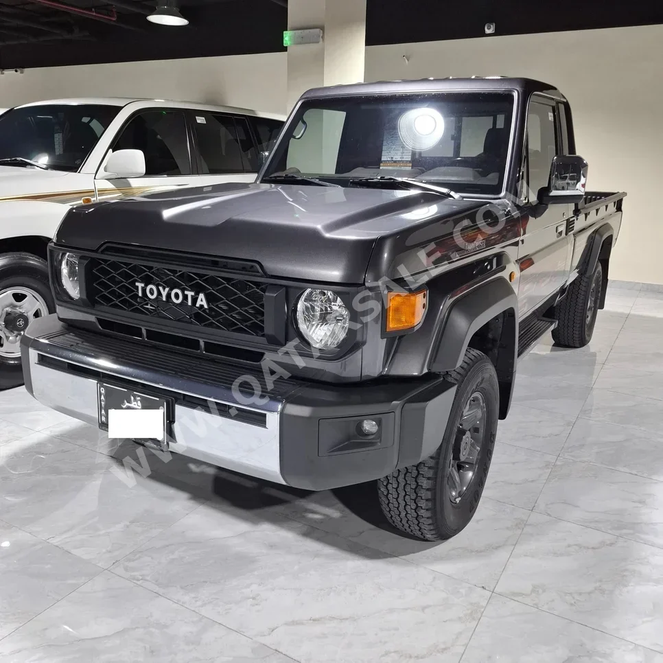 تويوتا  لاند كروزر  ال اكس  2025  عادي  69,000 كم  6 سلندر  دفع رباعي  بيكب  أسود  تحت الضمان