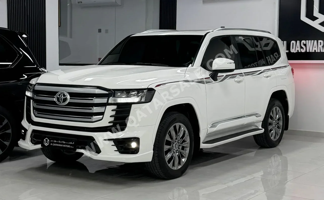 تويوتا  لاند كروزر  جي اكس ار توين توربو  2022  اوتوماتيك  200,000 كم  6 سلندر  دفع رباعي  اس يو في  أبيض