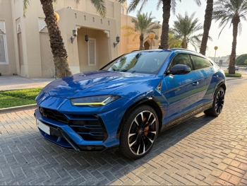 لمبرجيني  اوروس  2019  اوتوماتيك  22,000 كم  8 سلندر  دفع رباعي  اس يو في  ازرق