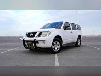 Nissan  Pathfinder  SE  2015  Automatic  176,000 Km  6 Cylinder  Four Wheel Drive (4WD)  SUV  White