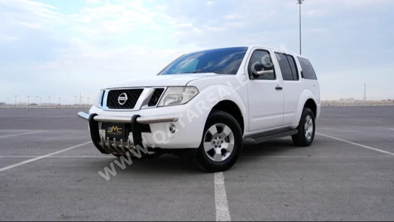 Nissan  Pathfinder  SE  2015  Automatic  176,000 Km  6 Cylinder  Four Wheel Drive (4WD)  SUV  White