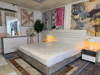 أطقم غرف نوم - هوم سينتر  - سرير كينج ، مرتبة ، مقعد طويل مع طاولتين أسّرة جانبية ومصابيح طاولة