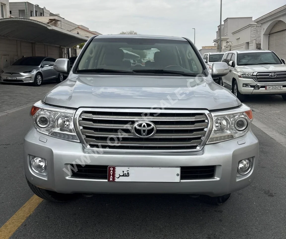 Toyota  Land Cruiser  GXR  2015  Automatic  331,000 Km  8 Cylinder  Four Wheel Drive (4WD)  SUV  Gray and Silver