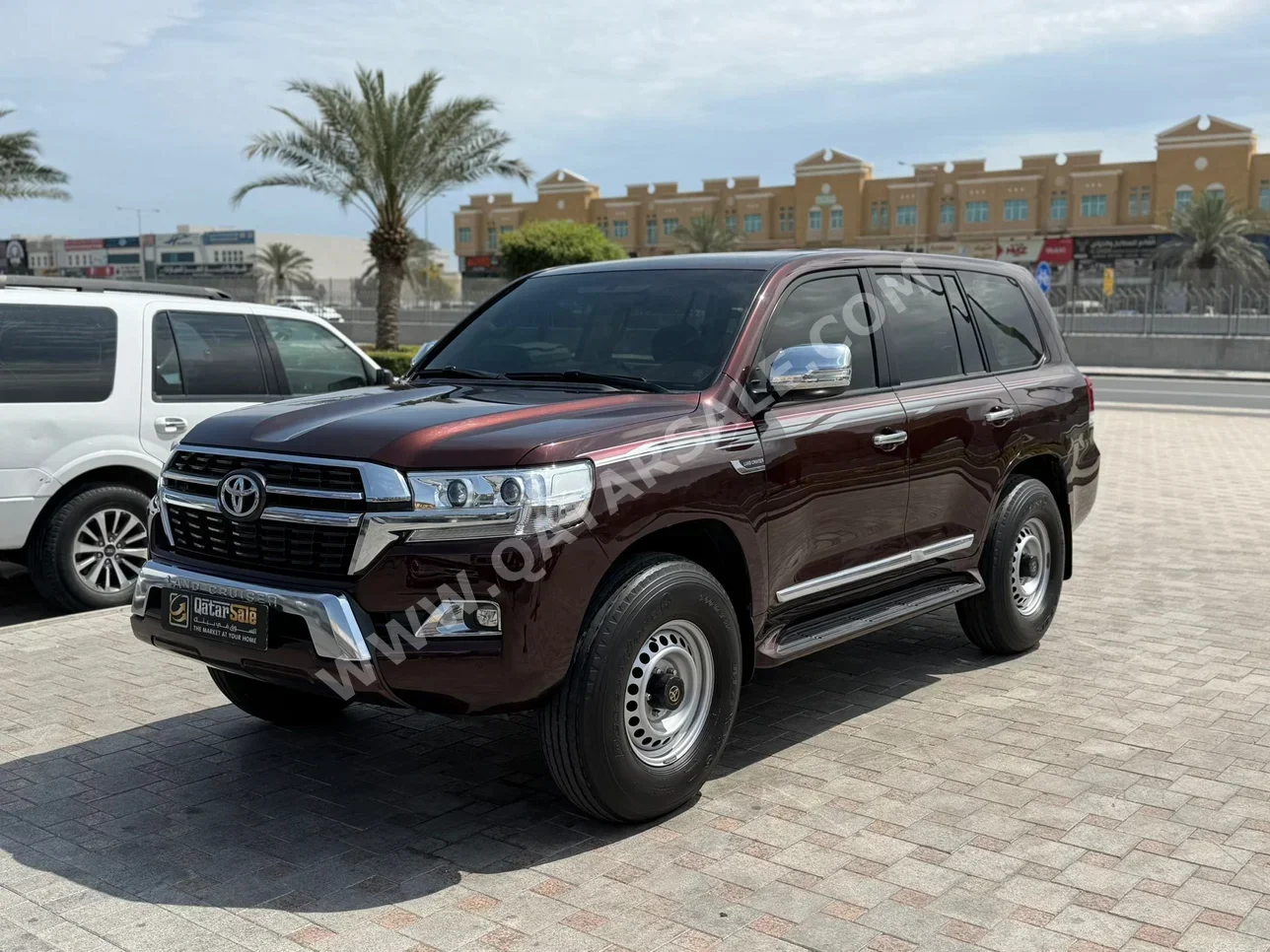 تويوتا  لاند كروزر  جي اكس ار  2016  اوتوماتيك  85,000 كم  8 سلندر  دفع رباعي  اس يو في  عنابي
