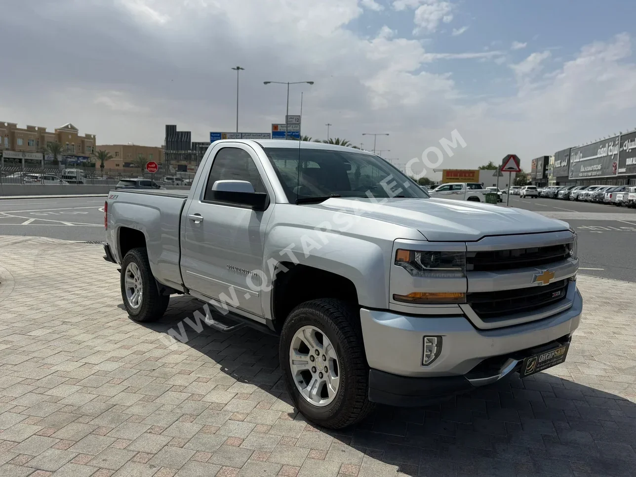 Chevrolet  Silverado  2017  Automatic  180,000 Km  8 Cylinder  Four Wheel Drive (4WD)  Pick Up  Silver