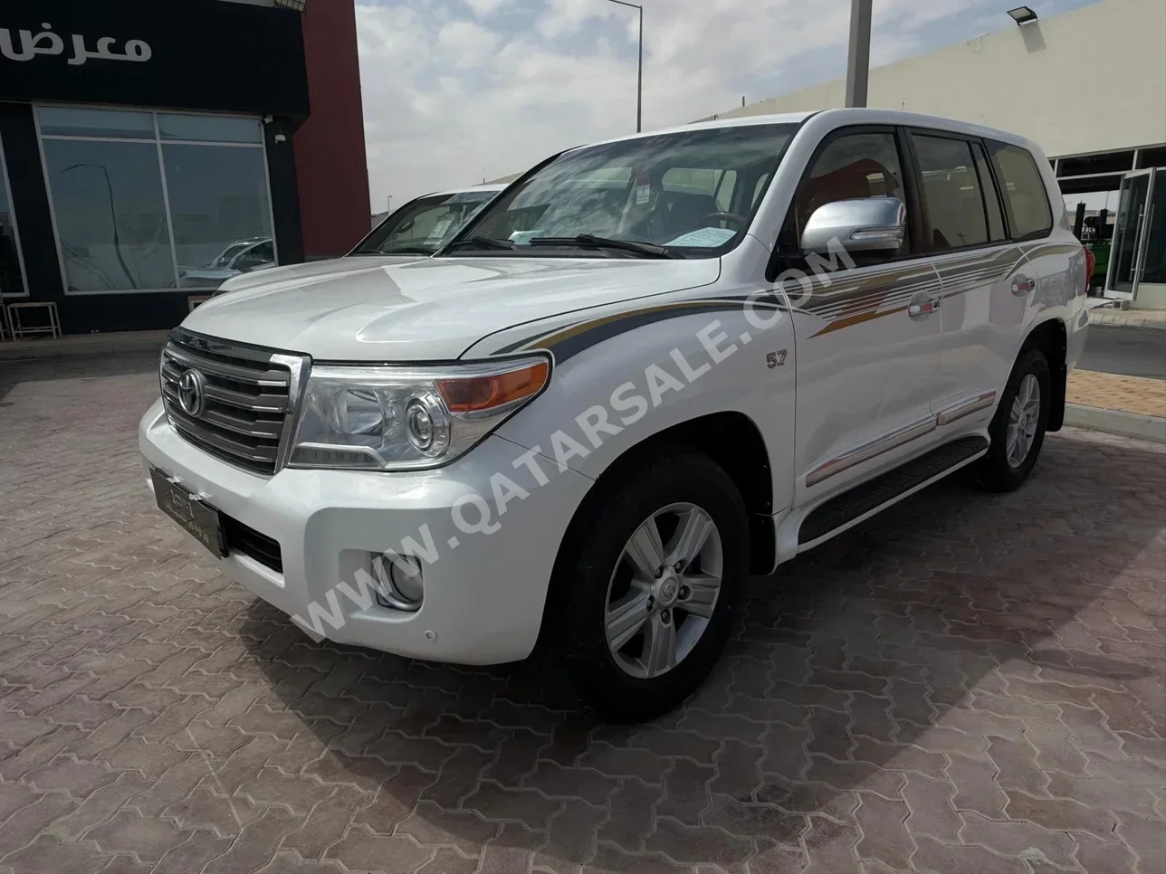 تويوتا  لاند كروزر  في اكس ار  2014  اوتوماتيك  357,000 كم  8 سلندر  دفع رباعي  اس يو في  أبيض