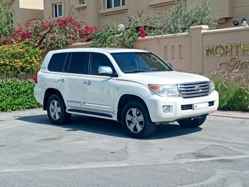 تويوتا  لاند كروزر  جي اكس ار  2015  اوتوماتيك  280,000 كم  8 سلندر  دفع رباعي  اس يو في  أبيض