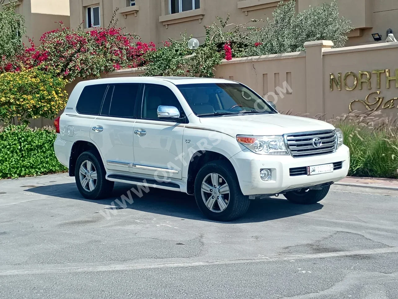 تويوتا  لاند كروزر  جي اكس ار  2015  اوتوماتيك  280,000 كم  8 سلندر  دفع رباعي  اس يو في  أبيض