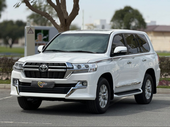 تويوتا  لاند كروزر  جي اكس ار  2016  اوتوماتيك  245,000 كم  8 سلندر  دفع رباعي  اس يو في  أبيض