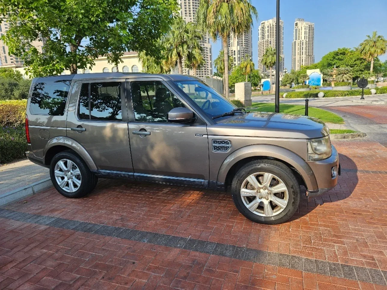 Land Rover  LR4  SE  2015  Automatic  146,000 Km  6 Cylinder  Four Wheel Drive (4WD)  SUV  Bronze