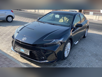 تويوتا  كامري  أل اي  2025  اوتوماتيك  27,000 كم  4 سلندر  سحب امامي  سيدان  أسود  تحت الضمان