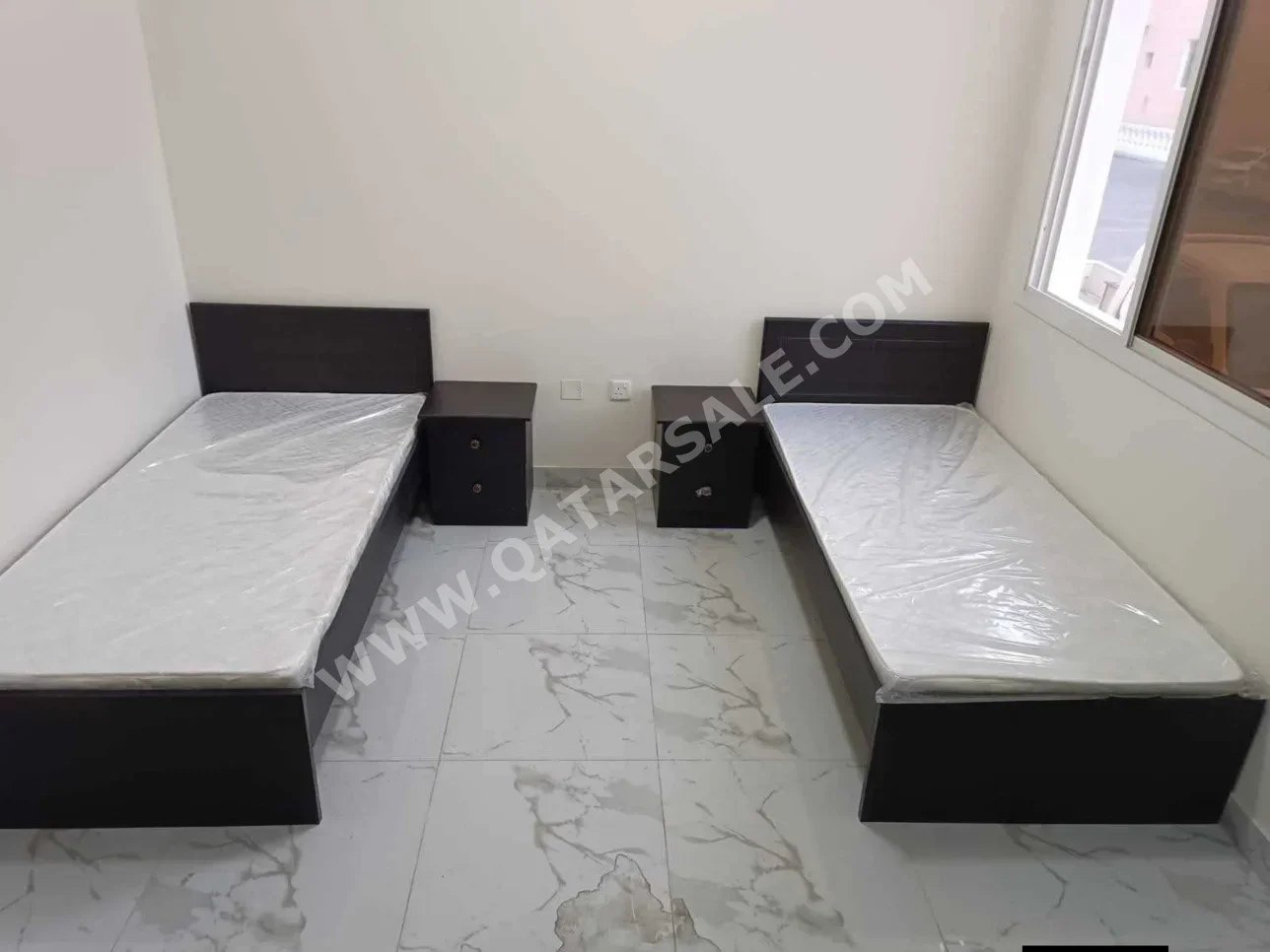 الأسّرة - لايف ستايل  - فردي  - بنى  - متضمنة المرتبة  - مع طاولة سرير جانبية