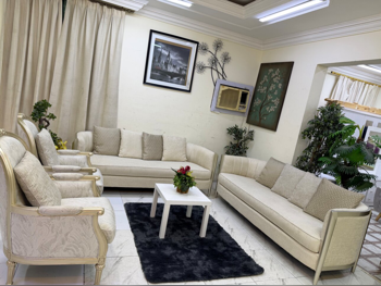الأرائك والكنب والكراسي