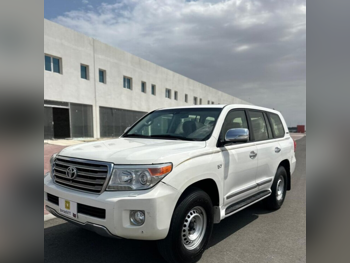 تويوتا  لاند كروزر  في اكس ار  2015  اوتوماتيك  443,000 كم  8 سلندر  دفع رباعي  اس يو في  أبيض