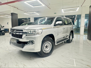 تويوتا  لاند كروزر  في اكس ار  2021  اوتوماتيك  106,000 كم  8 سلندر  دفع رباعي  اس يو في  فضي