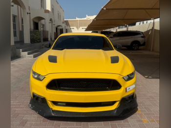 فورد  موستانغ  جي تي  2015  اوتوماتيك  186,000 كم  8 سلندر  دفع خلفي  كوبيه \ سبورت  أصفر