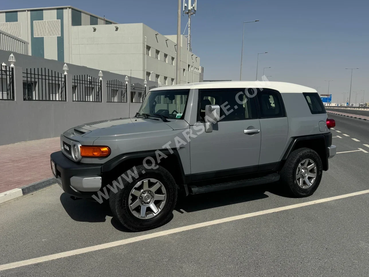 تويوتا  إف جي كروزر  2014  اوتوماتيك  290,000 كم  6 سلندر  دفع رباعي  اس يو في  رمادي