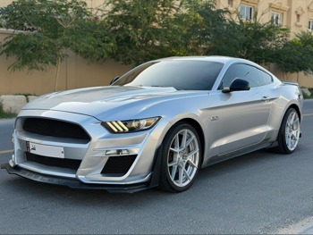 فورد  موستانغ  جي تي  2015  اوتوماتيك  33,500 كم  8 سلندر  دفع خلفي  كوبيه \ سبورت  فضي