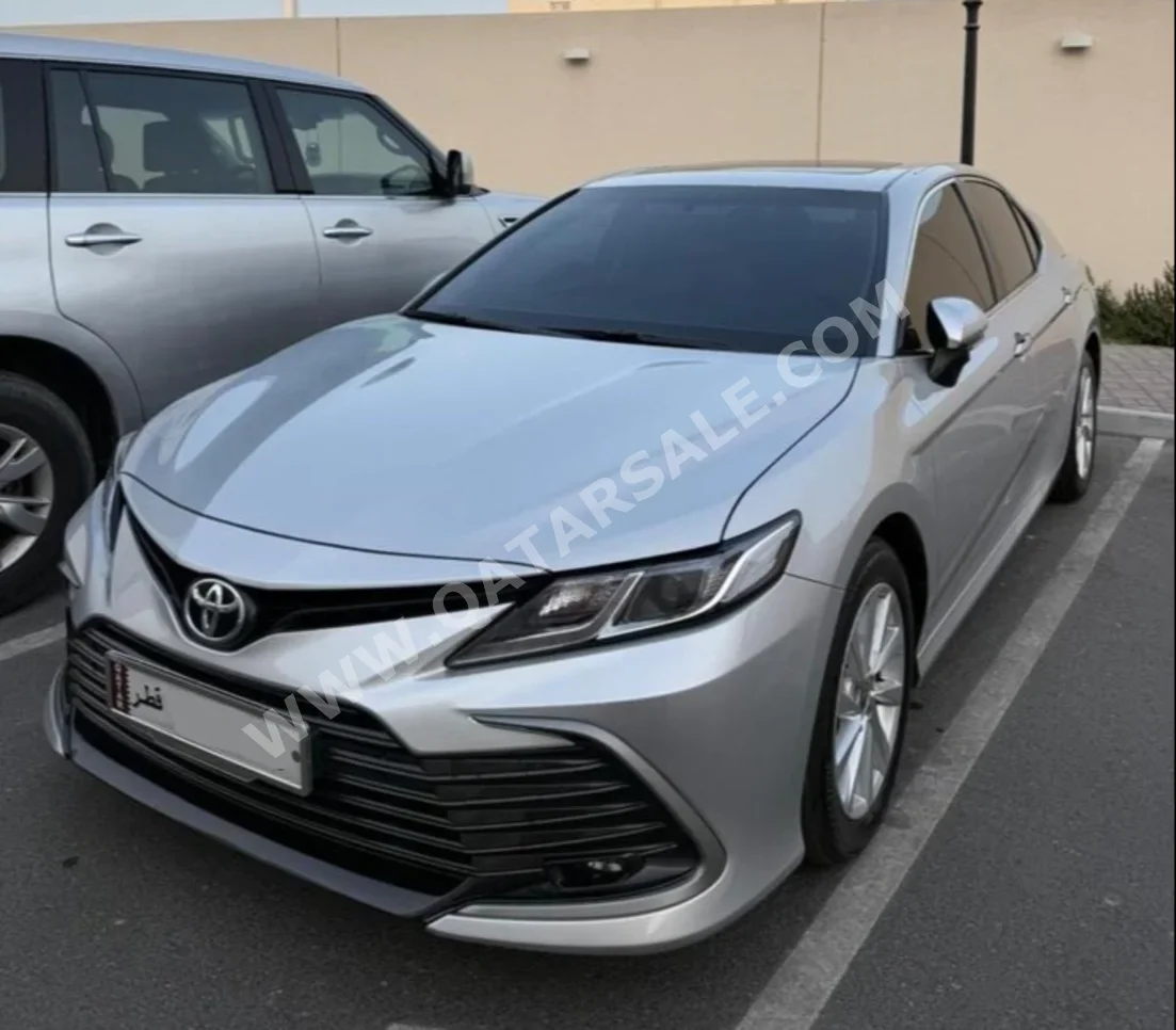 تويوتا  كامري  جي ال اي  2023  اوتوماتيك  67,000 كم  4 سلندر  سحب امامي  سيدان  فضي  تحت الضمان
