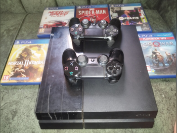 اجهزة العاب الفديو - سوني  - بلاي ستيشن 4  - 500 جيجابايت  -تشمل أجهز تحكم: 2