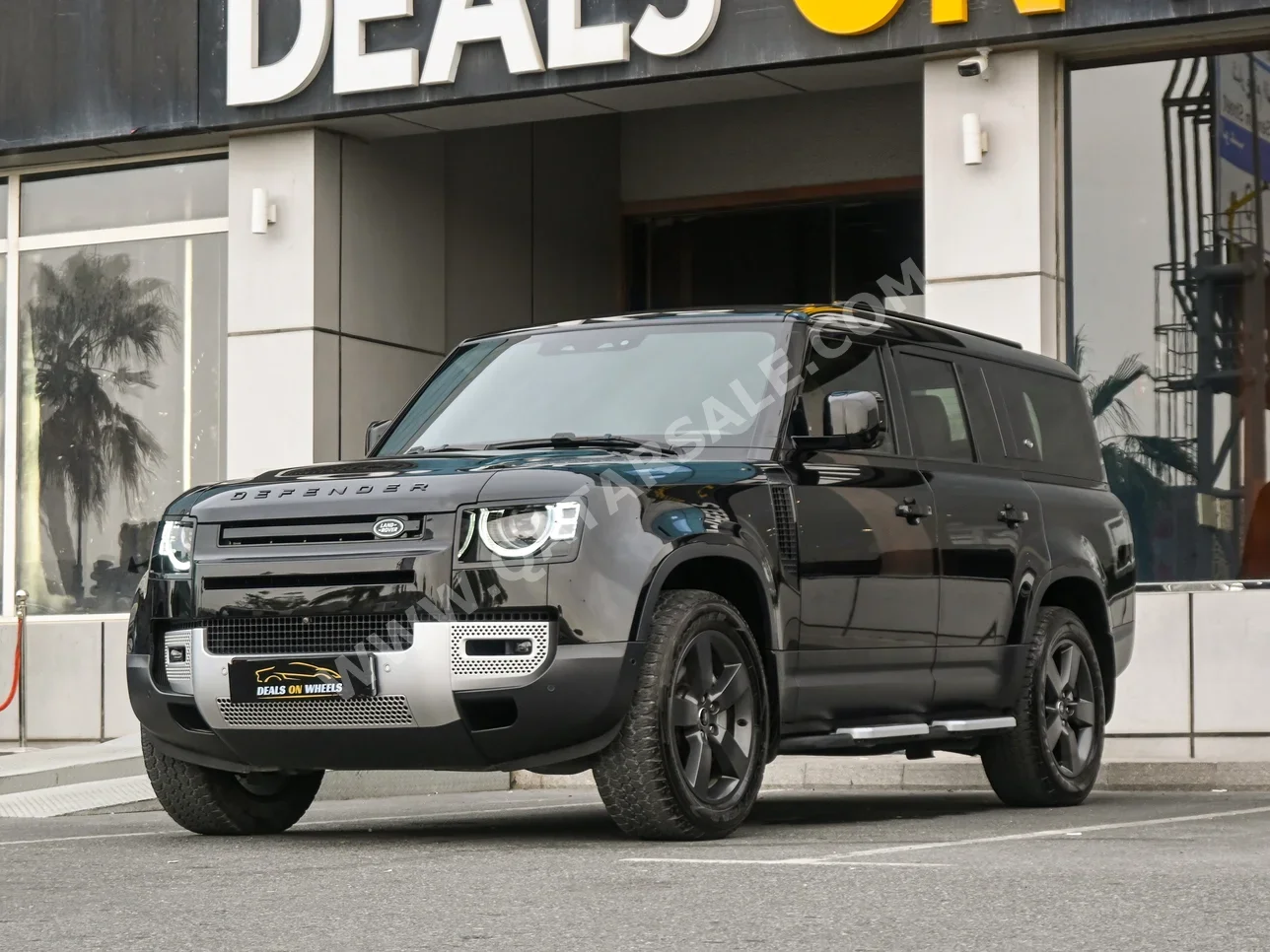 لاند روفر ديفيندر 130 اتش اس اي 2023 اوتوماتيك 24,000 كم 6 سلندر دفع كلي مستمر اس يو في أسود تحت الضمان