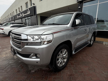تويوتا  لاند كروزر  جي اكس ار  2018  اوتوماتيك  220,000 كم  8 سلندر  دفع رباعي  اس يو في  فضي