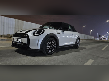 Mini  Cooper  S  2024  Automatic  7,000 Km  4 Cylinder  Front Wheel Drive (FWD)  Hatchback  Silver  With Warranty