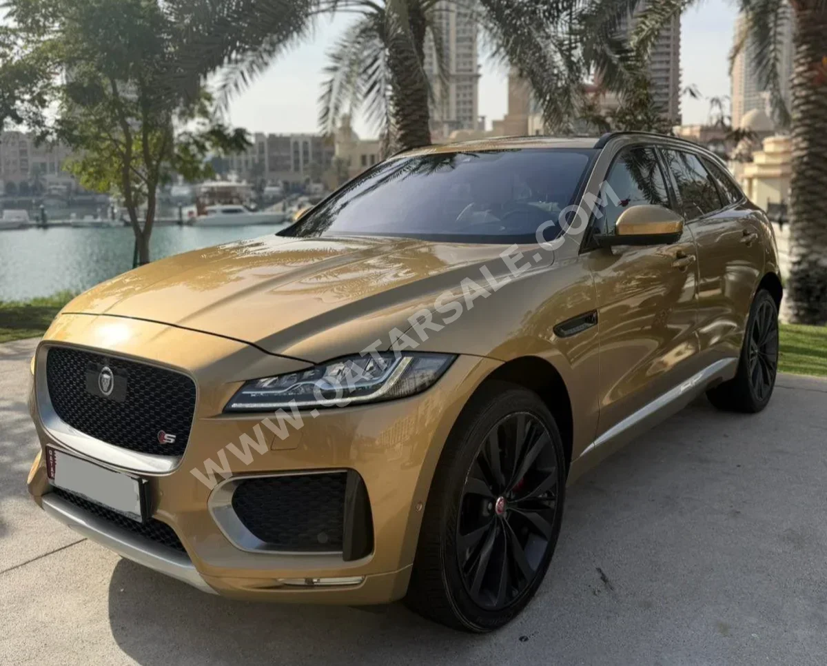 جاكوار اف - بيس First Edition 2017 اوتوماتيك 69,000 كم 6 سلندر دفع رباعي اس يو في ذهبي
