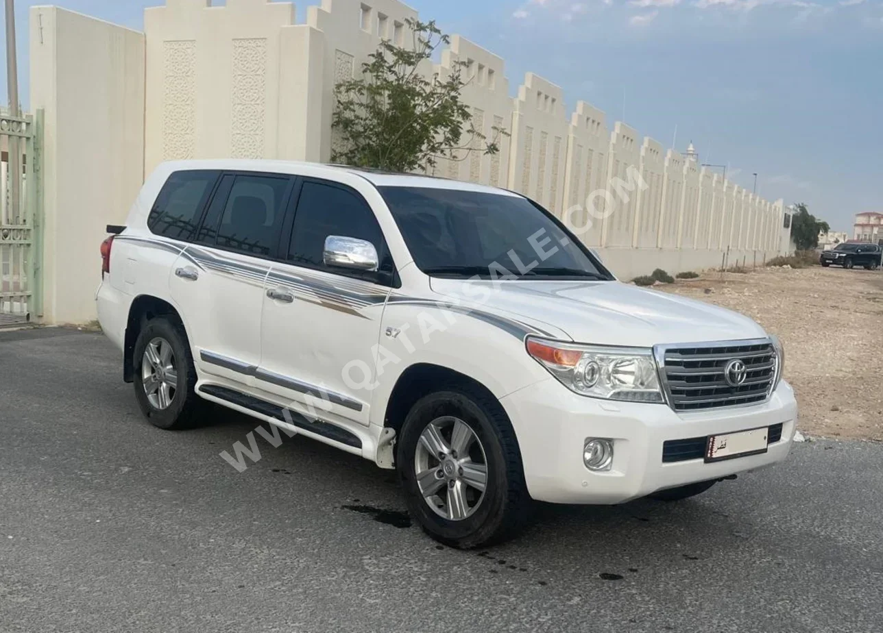 Toyota Land Cruiser VXR 2014 Automatic 330,000 Km 8 Cylinder Four Wheel Drive (4WD) SUV White