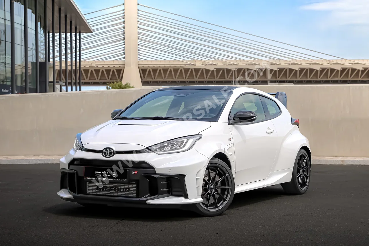 تويوتا ياريس جي ار 2026 عادي 700 كم 3 سلندر دفع كلي مستمر كوبيه \ سبورت أبيض تحت الضمان