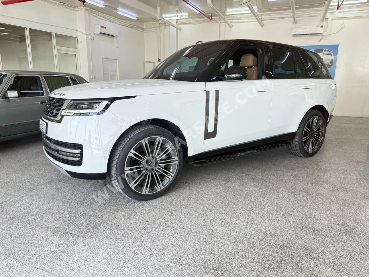 لاند روفر رنج روفر اتش اس اي 2023 اوتوماتيك 22,000 كم 6 سلندر دفع رباعي اس يو في أبيض تحت الضمان