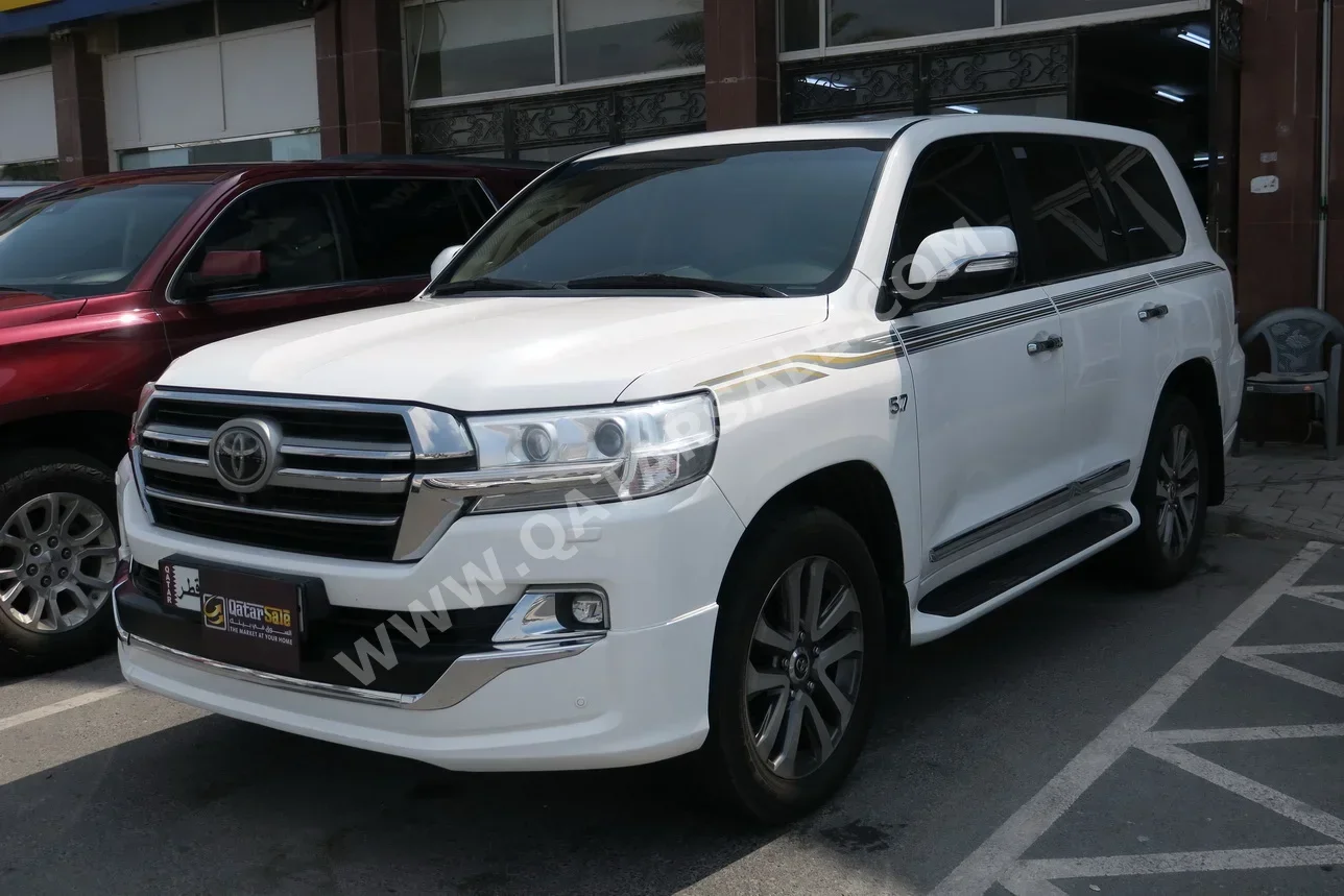 تويوتا  لاند كروزر  في اكس ار  2019  اوتوماتيك  160,000 كم  8 سلندر  دفع رباعي  اس يو في  أبيض