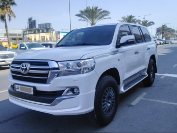 تويوتا  لاند كروزر  في اكس ار  2019  اوتوماتيك  291,000 كم  8 سلندر  دفع رباعي  اس يو في  أبيض