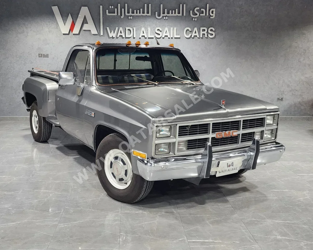 GMC  Sierra  Classic  1983  Automatic  259,000 Km  8 Cylinder  Rear Wheel Drive (RWD)  Pick Up  Gray
