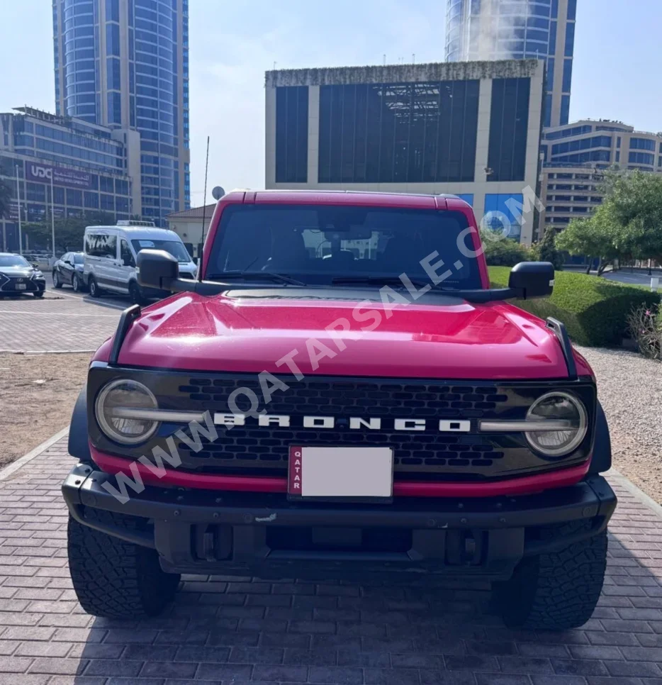 فورد برونكو وايلد تراك 2022 اوتوماتيك 32,000 كم 6 سلندر دفع رباعي اس يو في أحمر غامق تحت الضمان