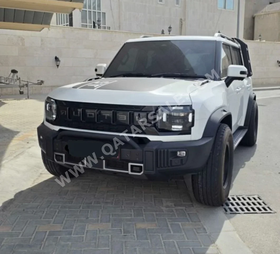 جيتور تي 2 لكجري 2025 اوتوماتيك 13,000 كم 4 سلندر دفع كلي مستمر اس يو في أبيض تحت الضمان